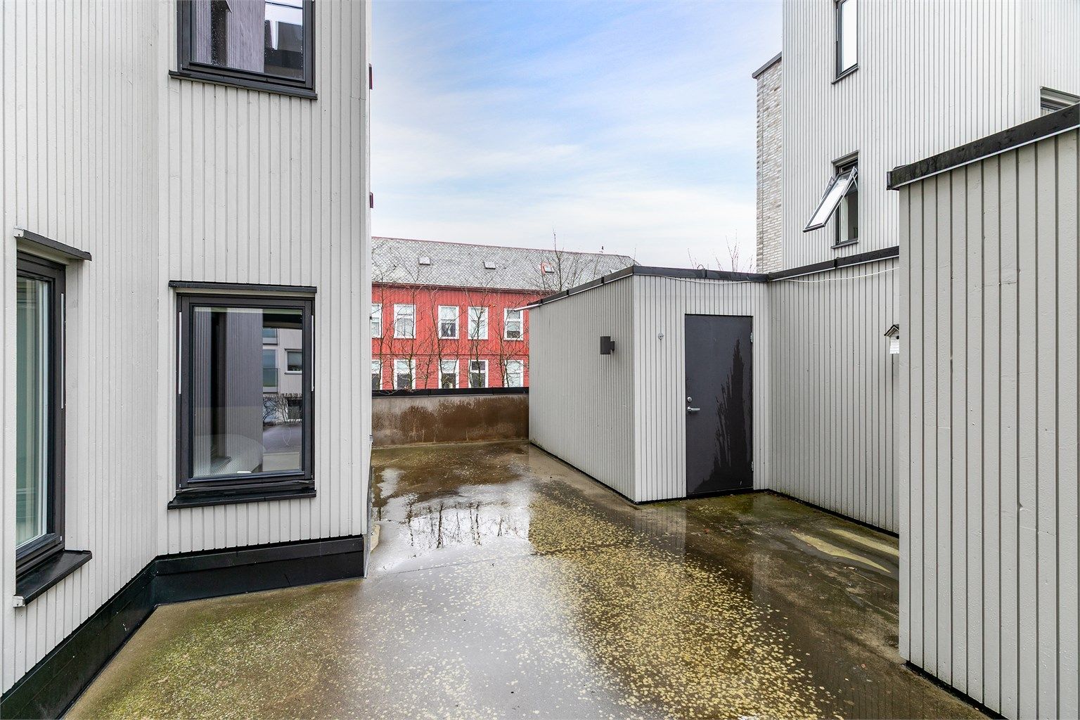 Ute på den store terrassen disponerer leiligheten egen bod på ca. 6 kvm. som er et praktisk sted å lagre blant annet puter og mindre utemøbler.