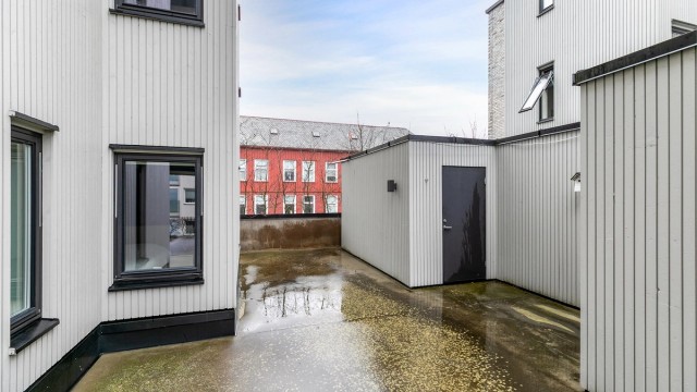 Ute på den store terrassen disponerer leiligheten egen bod på ca. 6 kvm. som er et praktisk sted å lagre blant annet puter og mindre utemøbler.