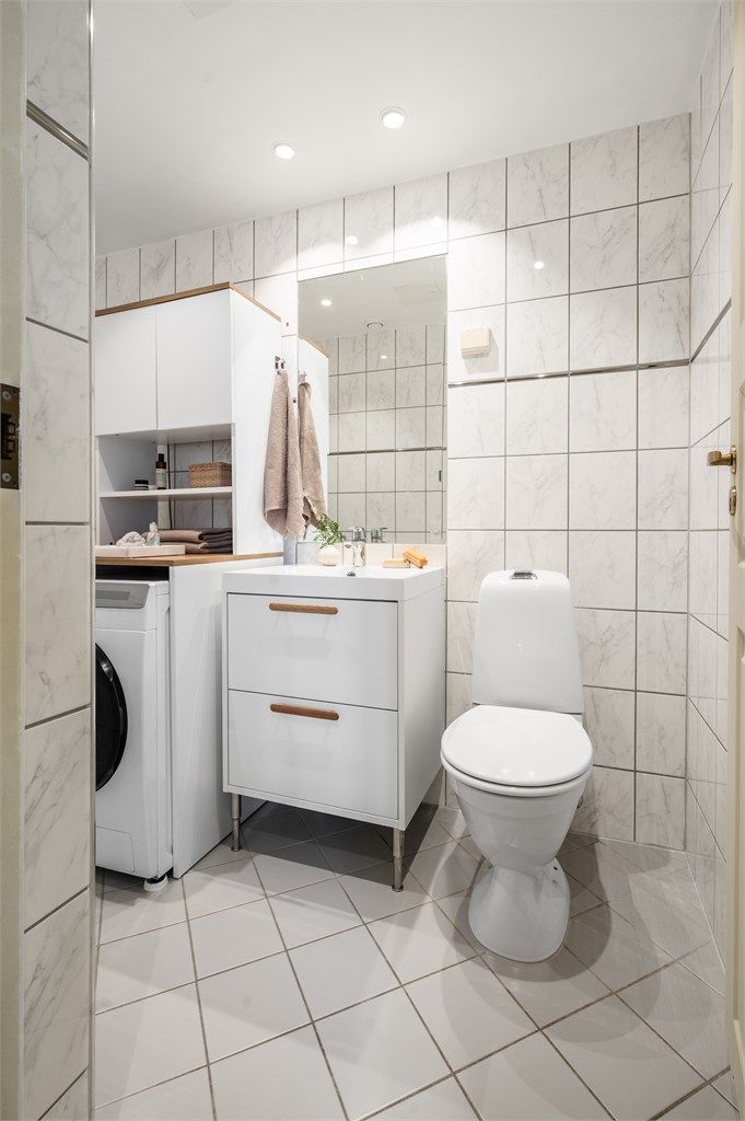 Det er gulvvarme og downlights i himling.