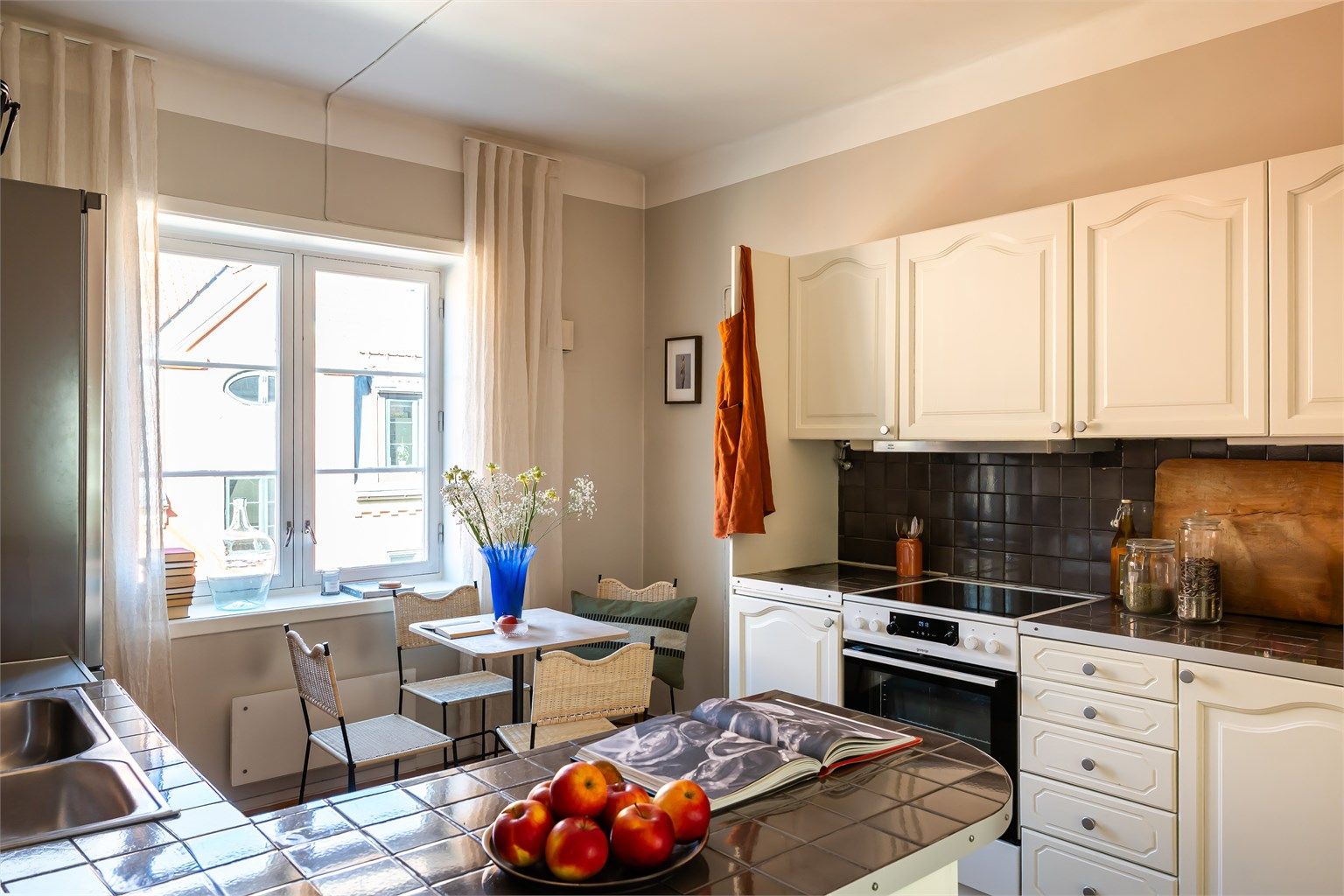 På kjøkkenet er det rikelig med skap/- og benkeplass. Innredningen består av kjøl/fryseskap, oppvaskmaskin, stekeovn med koketopp og vaskemaskin. 