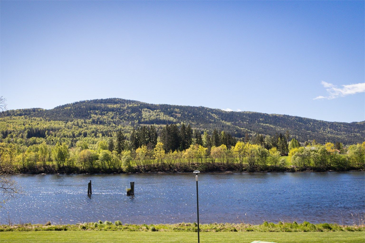 Leiligheten ligger i et attraktivt og rolig område på Åssiden, i første rekke langs Drammenselva. 
Foto: Stine Prøitz Jørgensen.