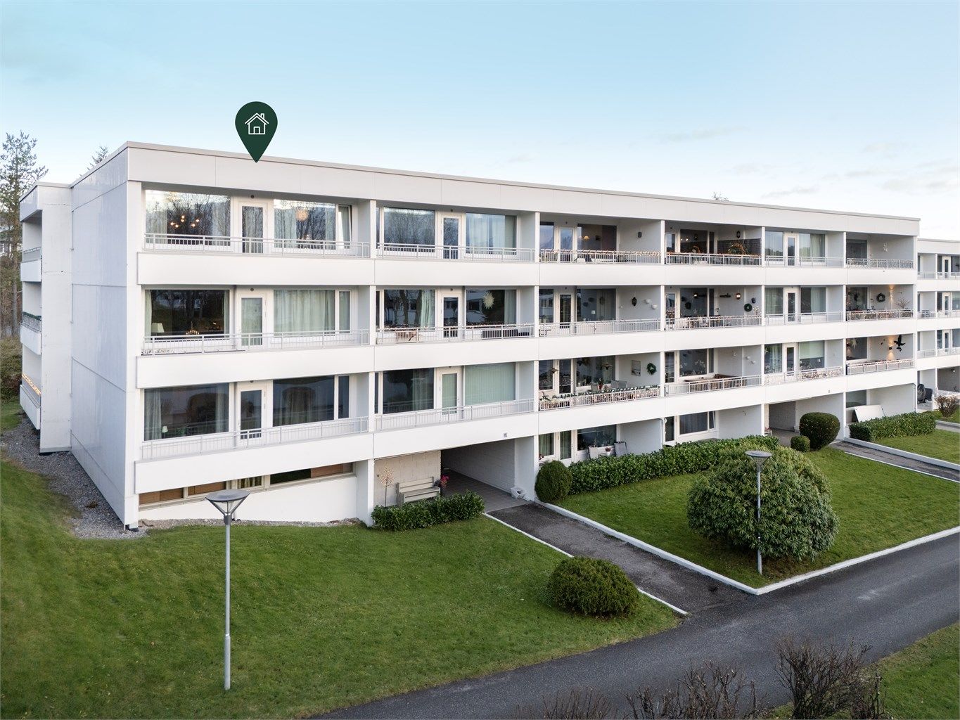 Leiligheten er beliggende i 4 etasje på hjørnet mot vest