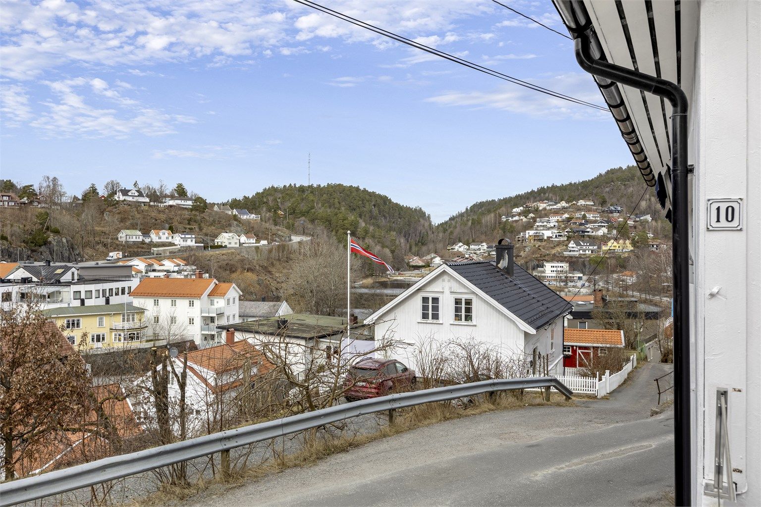 Fin utsikt mot Tjenna hvor det tilrettelegges for barn med badepark og sandstrand i sommerseong. Sandstranden kan brukes året rundt for dem som vil.