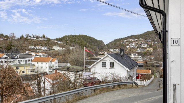 Fin utsikt mot Tjenna hvor det tilrettelegges for barn med badepark og sandstrand i sommerseong. Sandstranden kan brukes året rundt for dem som vil.