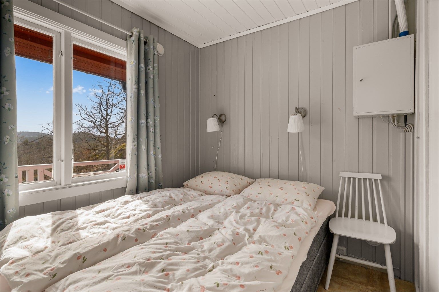 SJØEN INN: På soverrommet i hovedetasjen  kan du ligge i senga og se ut på fjorden.