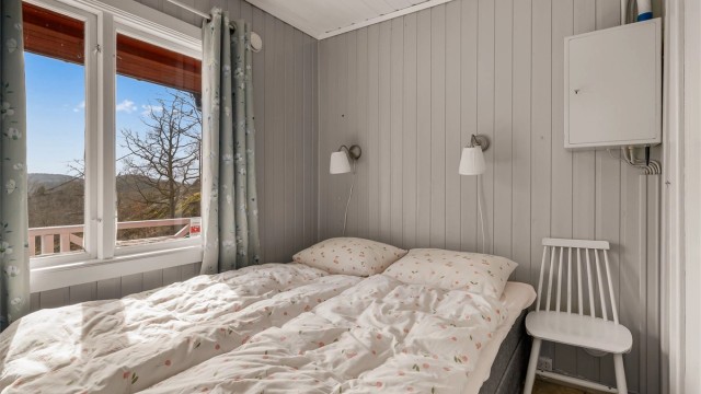 SJØEN INN: På soverrommet i hovedetasjen kan du ligge i senga og se ut på fjorden.