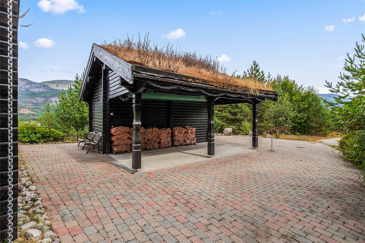 Det er bod også i tilknytning til carporten