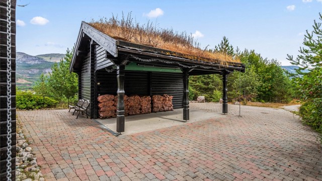 Det er bod også i tilknytning til carporten
