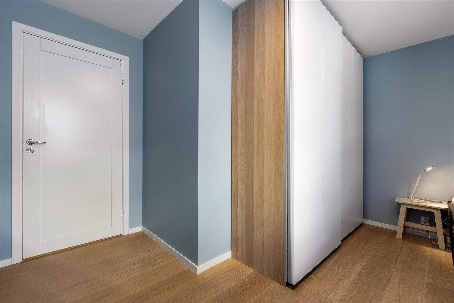 Soverom med skyvedørsgarderobe