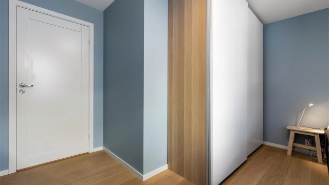 Soverom med skyvedørsgarderobe