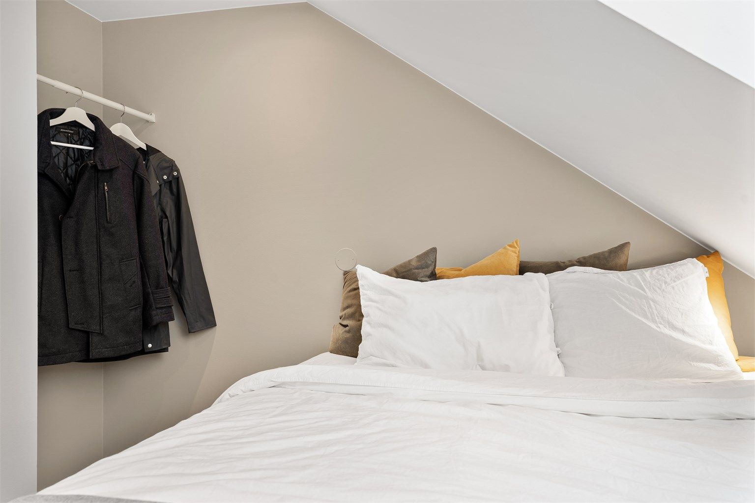 Det er også innhuk med plass til garderobe, kommode e.l. for oppbevaring. 