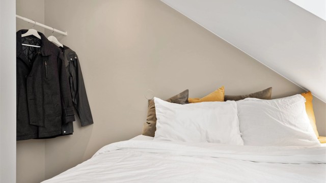 Det er også innhuk med plass til garderobe, kommode e.l. for oppbevaring.