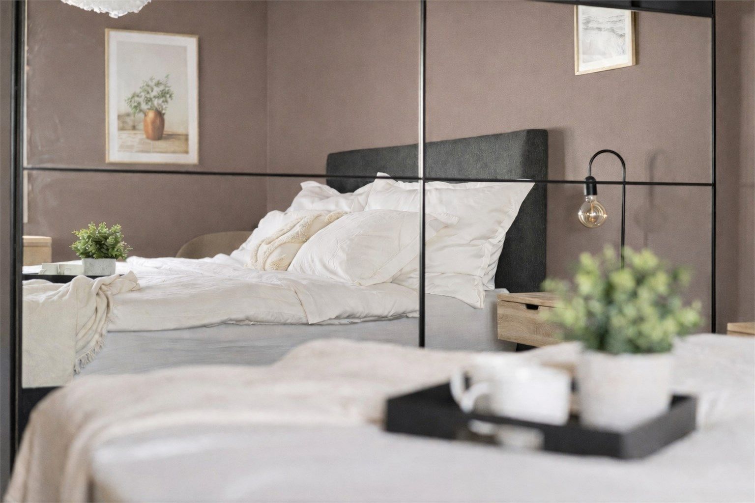 Boligen er malt i en dempet farge som skaper en flott soveatmosfære. 