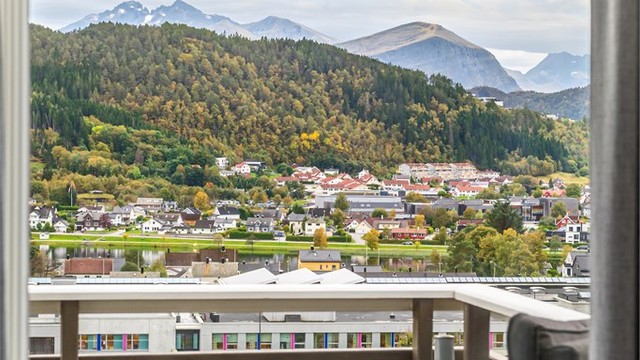 Fra stuen er det direkte utgang til den sørvendte balkongen.