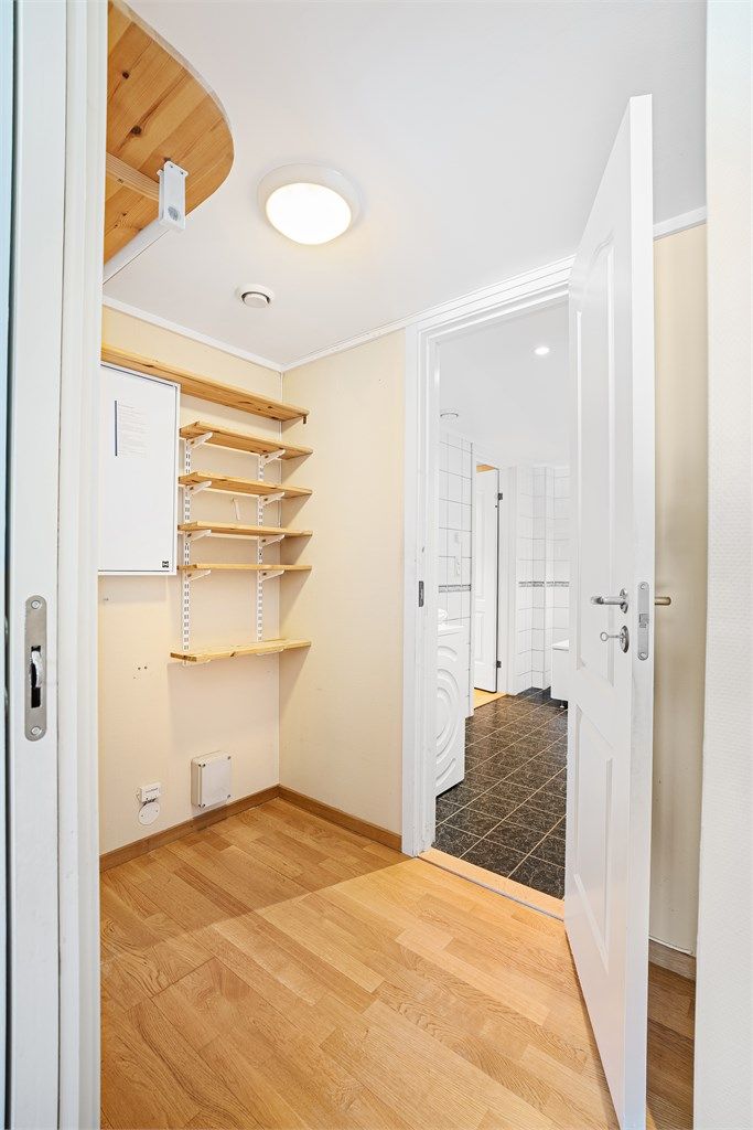 Bod/teknisk rom som fungerer ypperlig til oppbevaringsplass, hjemmekontor og/eller walk-in garderobe. 