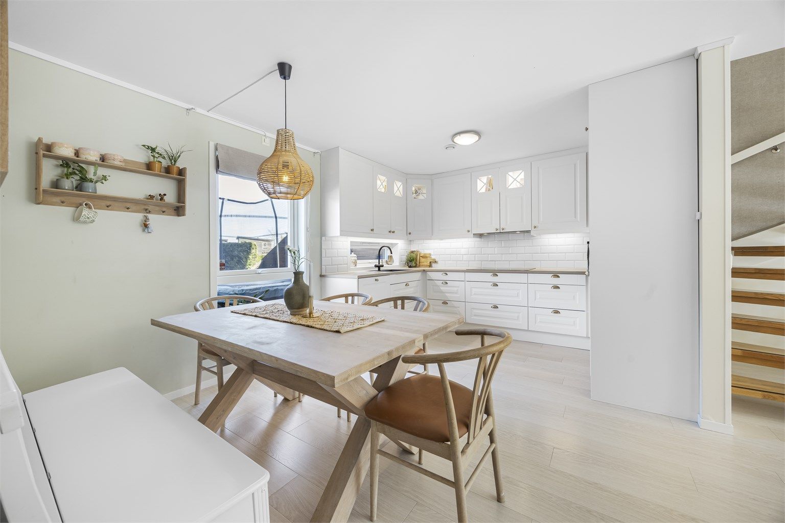 Kjøkkenet ble oppgradert i 2022 med ny innredning fra Sørlandskjøkken og har takhøye skap og godt med lagringsplass. 