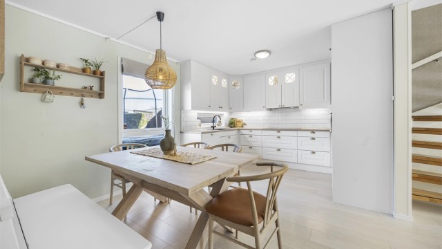 Kjøkkenet ble oppgradert i 2022 med ny innredning fra Sørlandskjøkken og har takhøye skap og godt med lagringsplass.