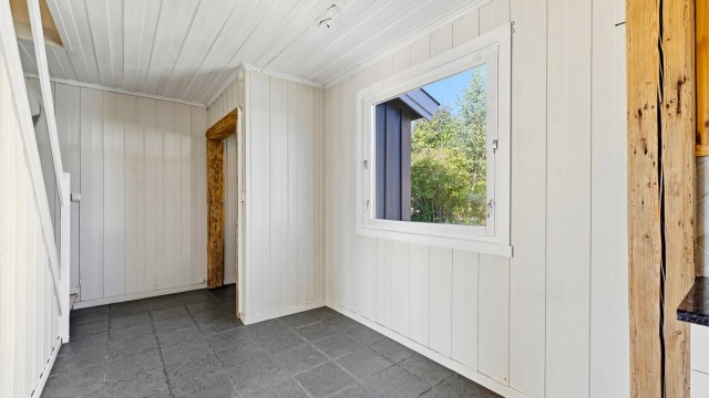 Fra entrè er det inngang til spiseplass og kjøkkenet. Trapp til andre etasje.