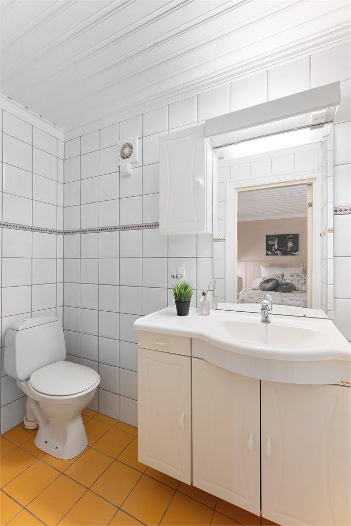 Også dette badet har gulvvarme, samt servantinnredning og gulvstående toalett.