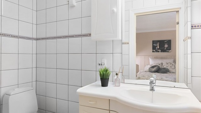 Også dette badet har gulvvarme, samt servantinnredning og gulvstående toalett.