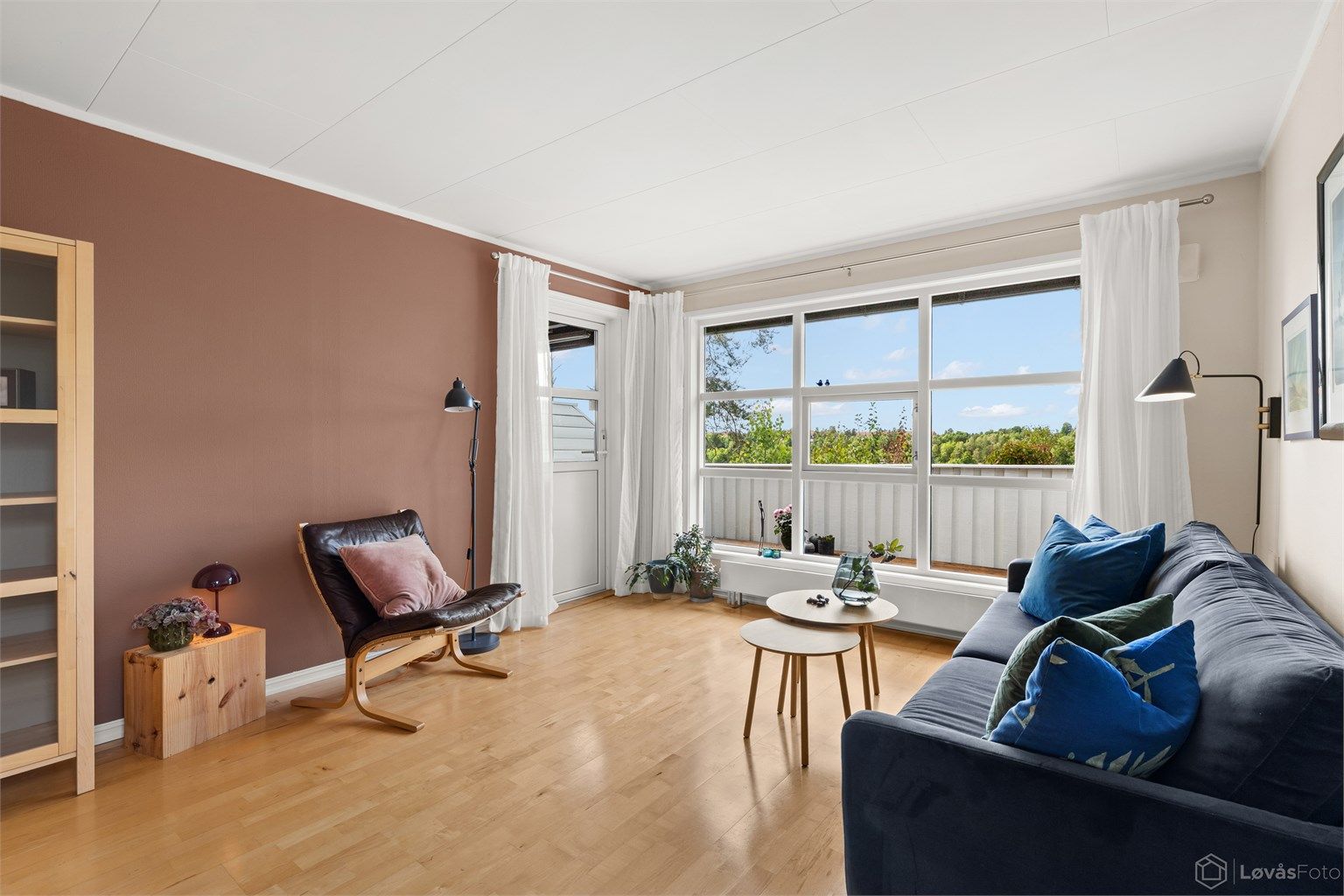 Stuen har god plass til en romslig sofagruppe.