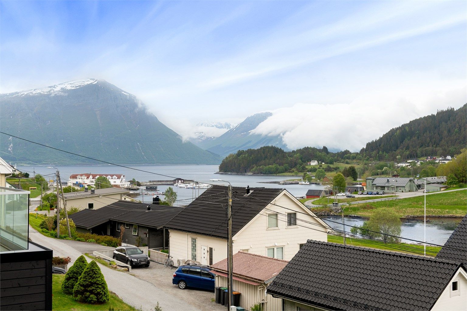 Fra eiendommen er det kort vei til sjøen og flotte turområder.