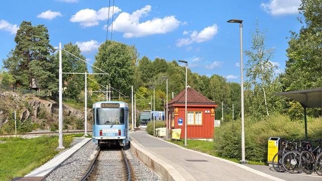 Kort vei til trikkeholdeplassen på Ljabru med rute 13 og 19, begge via Oslo sentrum. Gangavstand også til trikkeholdeplassen på Sæter. Det er også kort vei til buss i Ekebergveien