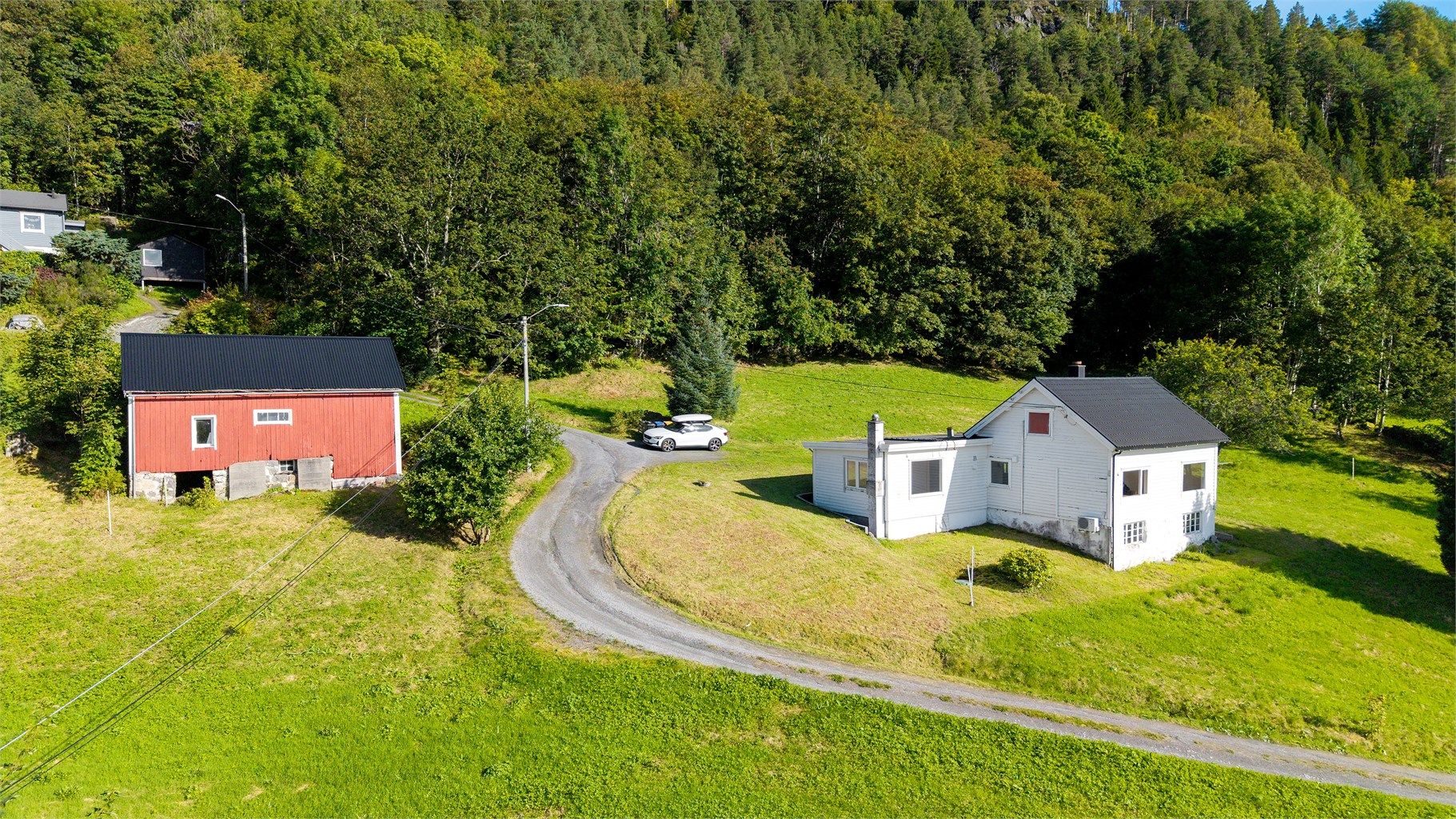 Eiendommen består av bolighus og løe omgitt av store arealer med innmark og utmark.