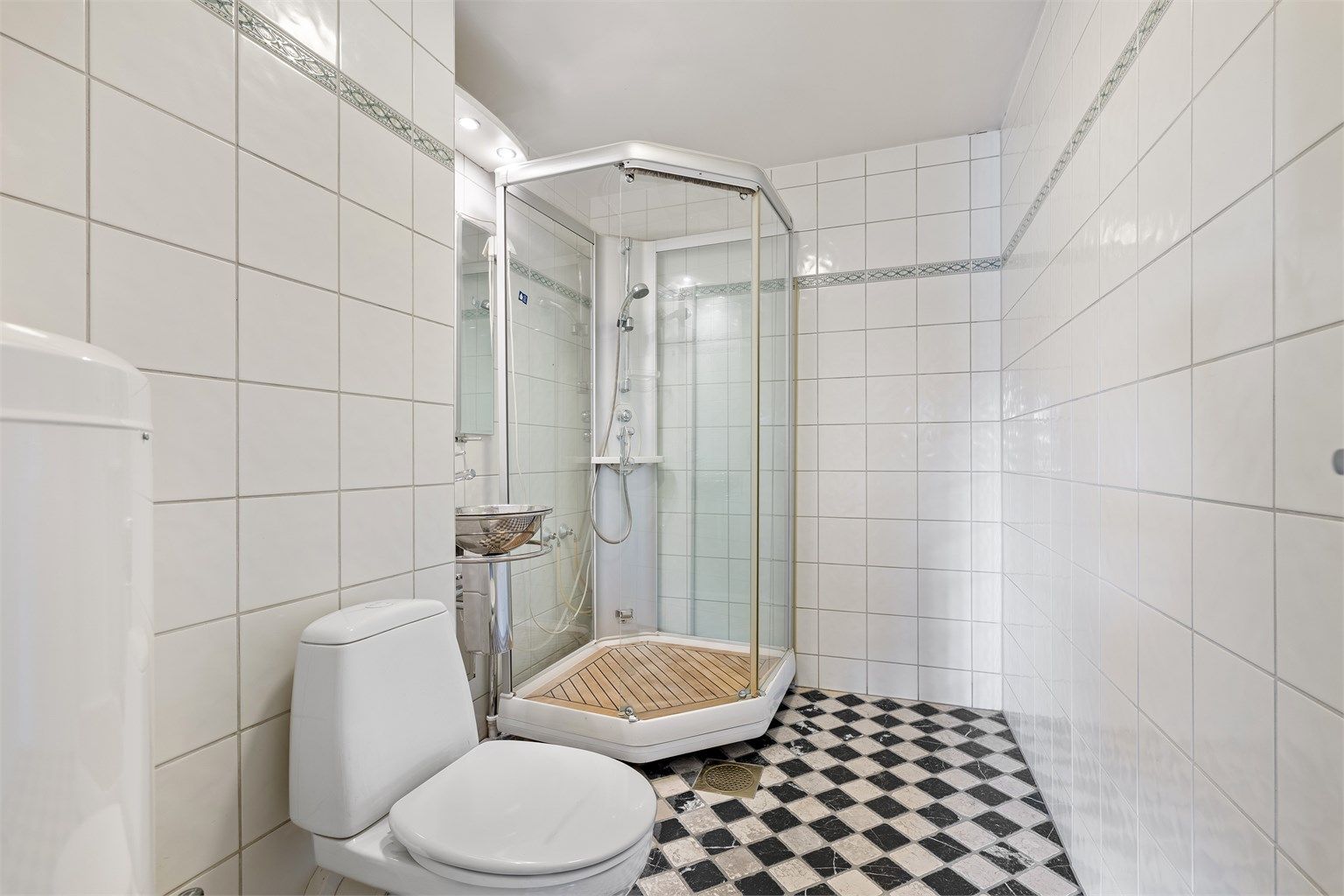 Det andre badet er utstyrt med dusjkabinett.