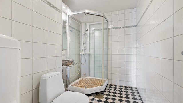 Det andre badet er utstyrt med dusjkabinett.