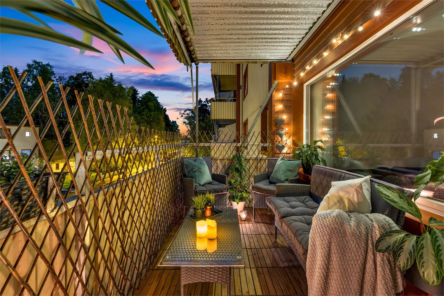 Nyt sene sommerkvelder på egen balkong, mens barna sover trygt og godt i sengene sine!