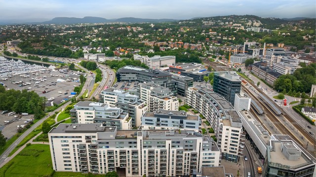 Trikk linje 13 er også tilgjengelig fra Skøyen, ca. 5 minutters gange fra leiligheten.