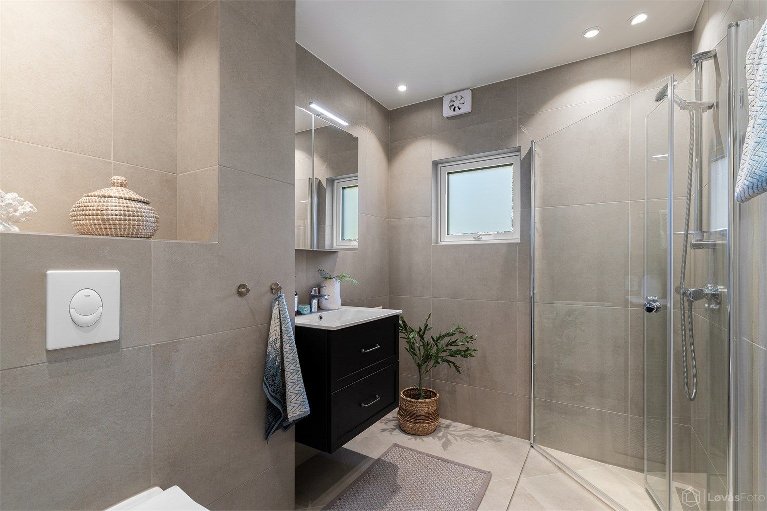 Baderom oppgradert i 2025 med store fliser, gulvvarme og downlights i himling.
Foto: Løvås Foto