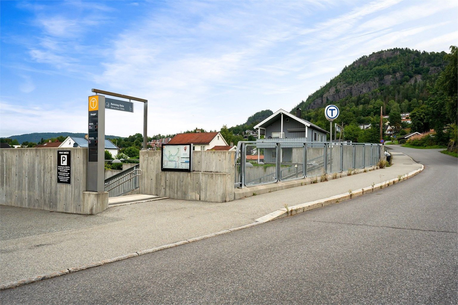 Hauger T-banestasjon ligger få minutters gange unna med linje 3 mot Oslo sentrum.