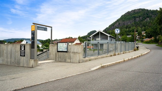 Hauger T-banestasjon ligger få minutters gange unna med linje 3 mot Oslo sentrum.