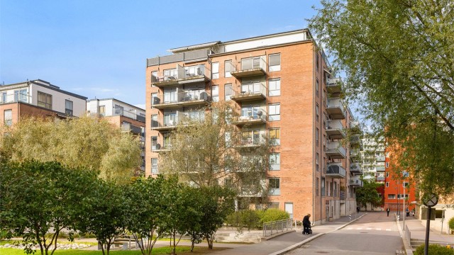 Borettslaget har velholdte teglfasader og grønne uteområder som gir et hyggelig og etablert preg.