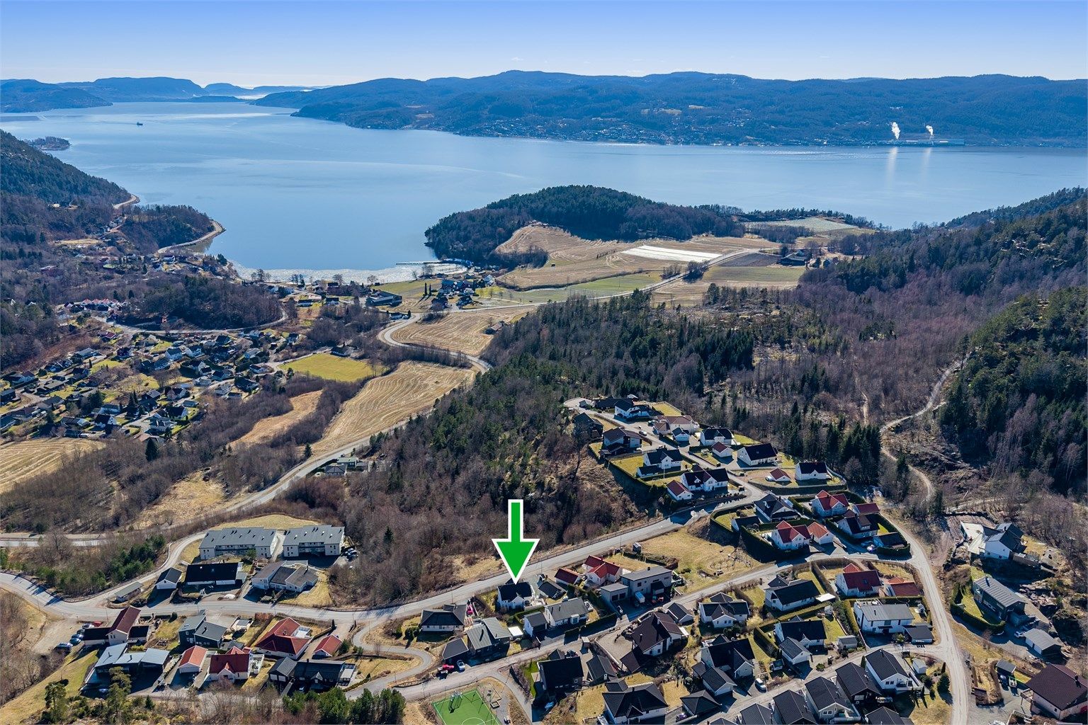 Langs Drammensfjorden finnes det flere populære badestrender og båthavn blant annet i Hyggen