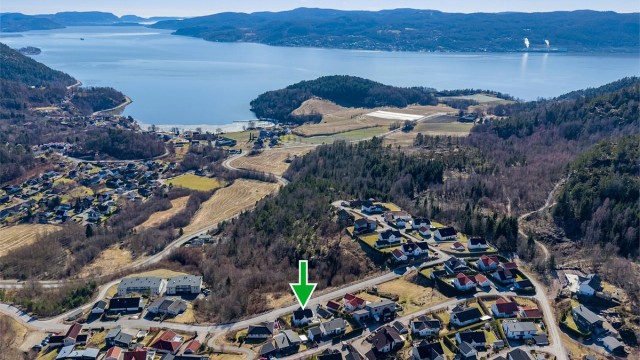 Langs Drammensfjorden finnes det flere populære badestrender og båthavn blant annet i Hyggen