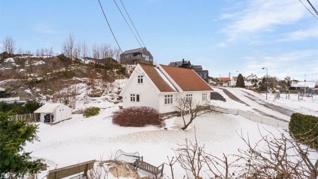 Velkommen til Paulen 9 - Pen enebolig med gjennomtenkt planløsning og romslig tomt på nesten 1 mål i rolige omgivelser.