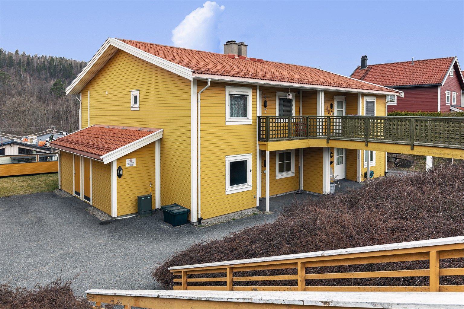 Det er trappefri adkomst fra høyre, men også trapp 