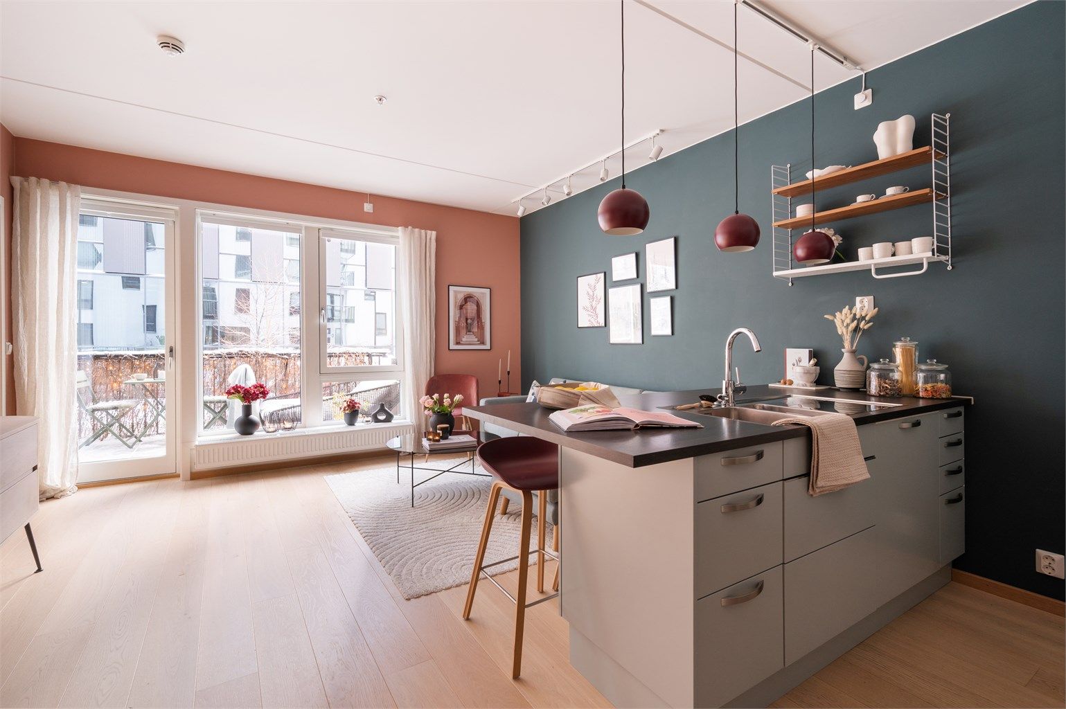 Det første som møter deg er store vindusflater, som gir mye naturlig lys og god en god atmosfære - monterte plisségardiner gir god solskjerming