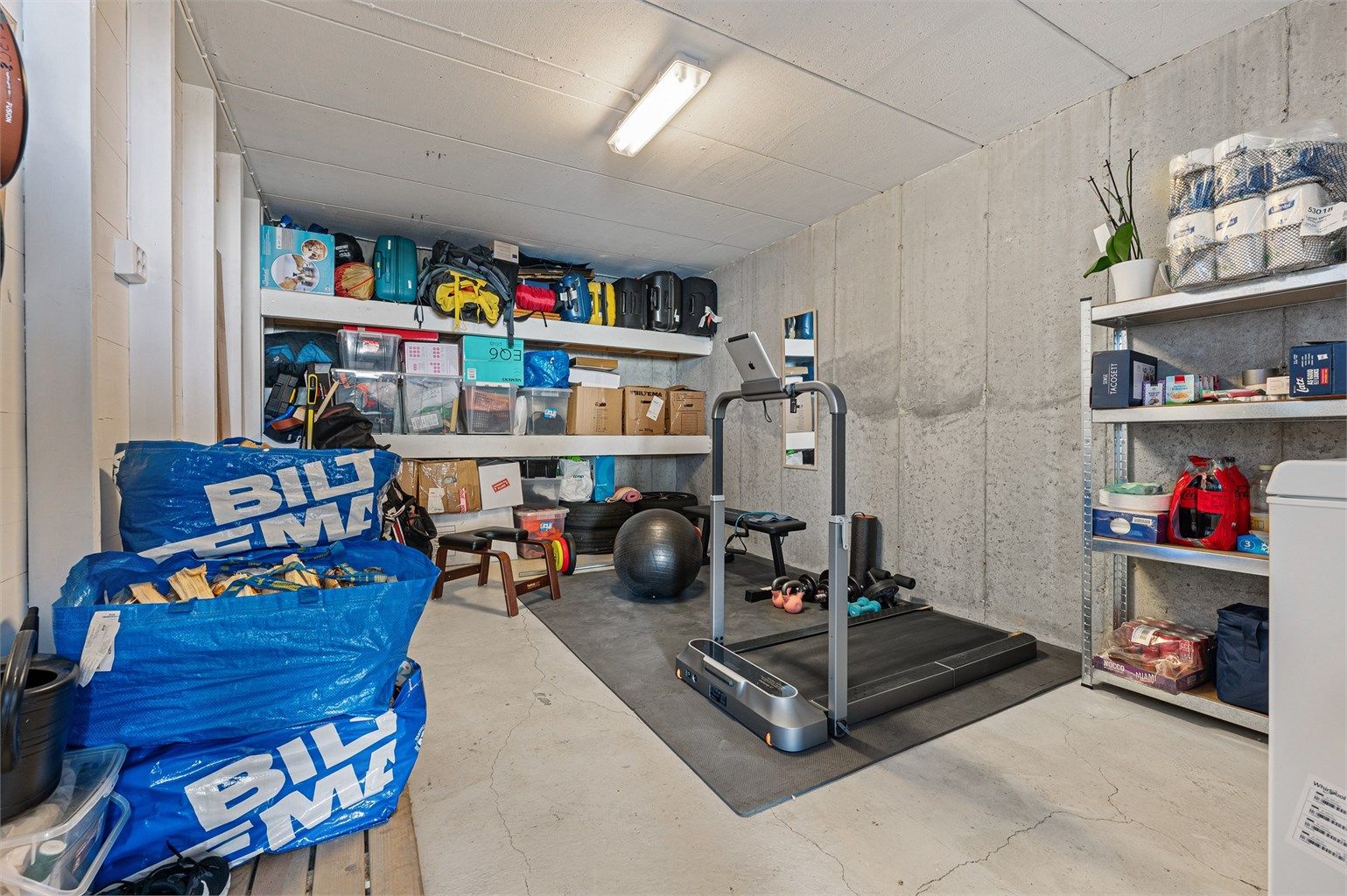 I bakkant av carport er det stor bod på 16 kvm. Selger har brukt dette som lagring samt treningsrom. 