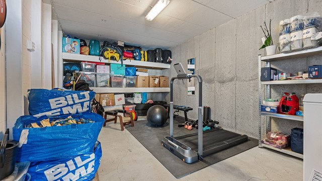 I bakkant av carport er det stor bod på 16 kvm. Selger har brukt dette som lagring samt treningsrom.