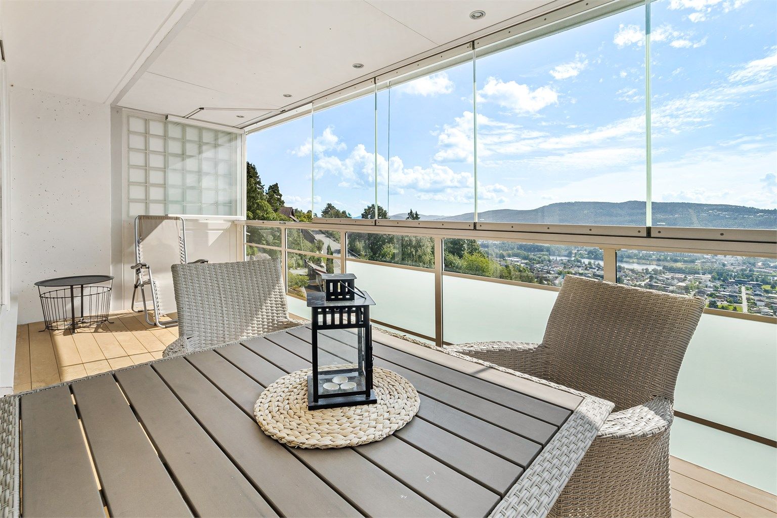 Innglasset sydvendt balkong på ca. 16 kvm med flott utsikt