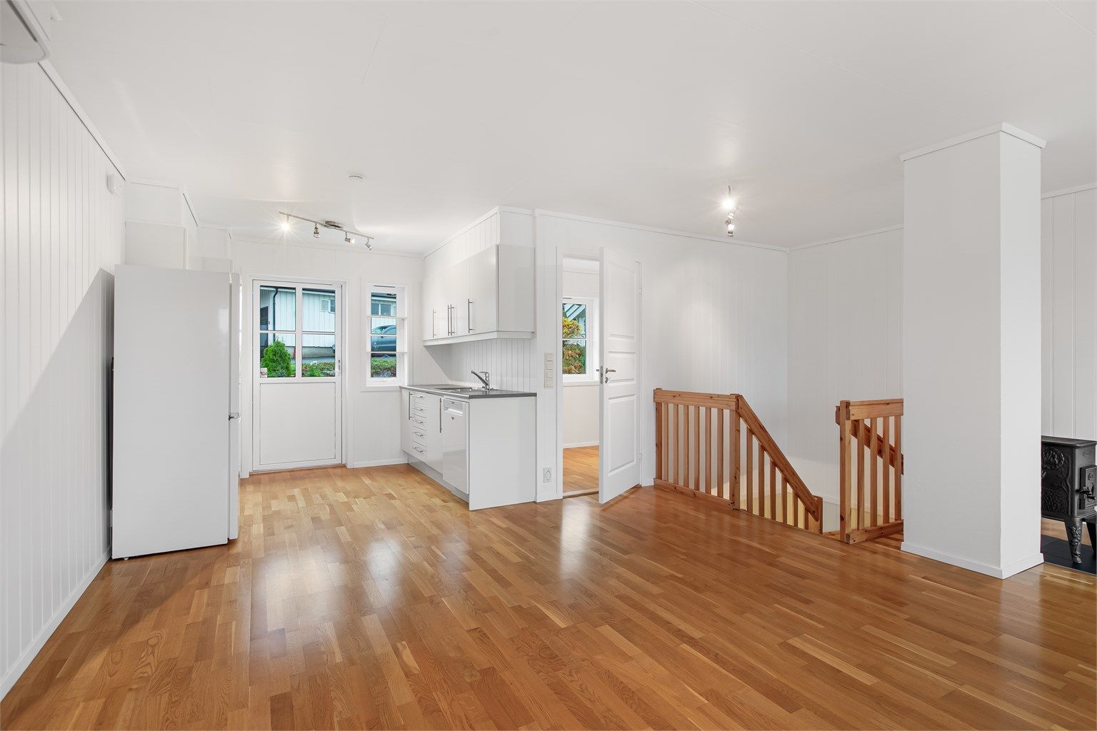 Åpen kjøkkenløsning mot stue. Kjøkkeninnredning med slette fronter. Benkeplate av laminat. Nedfelt oppvaskkum av rustfritt stål med ett-greps
armatur. Benkeskapsbelysning og stikkontakter over benkeplate.