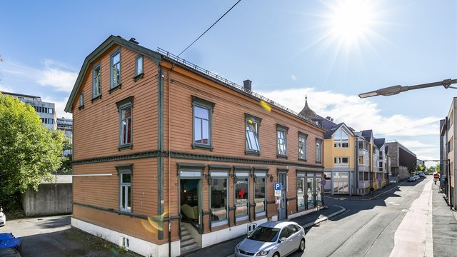I fredelige Skoggata bor du meget sentralt, med gangavstand til alle byens tilbud.