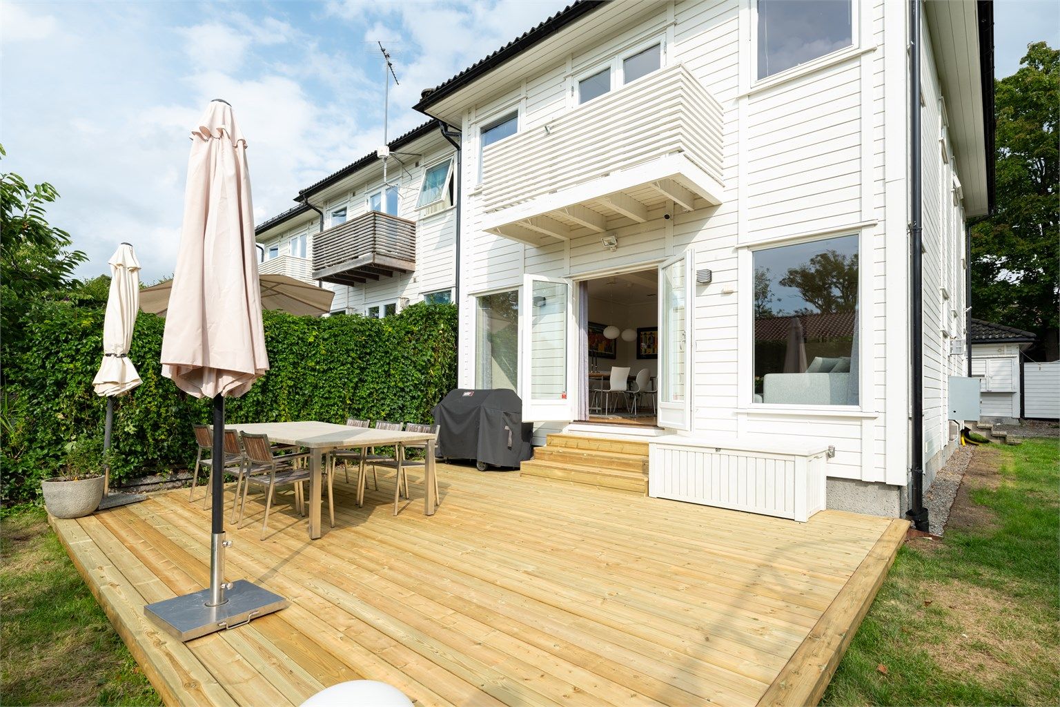 Velkommen til Hoffsveien 75D! En lys og innholdsrik familiebolig med hybeldel og egen inngang, garasje og peis. Beliggende i et rolig og barnevennlig område på Smestad.