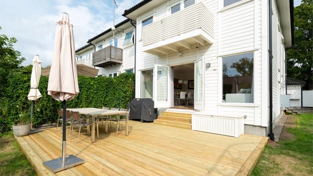 Velkommen til Hoffsveien 75D! En lys og innholdsrik familiebolig med hybeldel og egen inngang, garasje og peis. Beliggende i et rolig og barnevennlig område på Smestad.