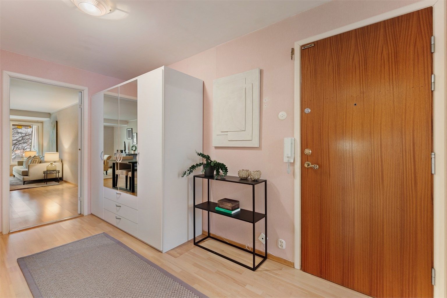 Stor hall med plass til garderobe.