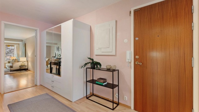 Stor hall med plass til garderobe.